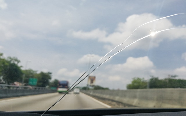 开车时挡风玻璃破裂